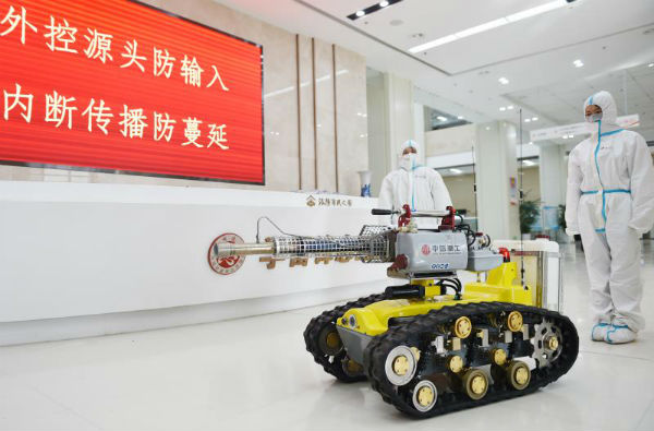 尊龙凯时重工防疫消毒机器人在洛阳市民之家“上岗 ”2.jpg